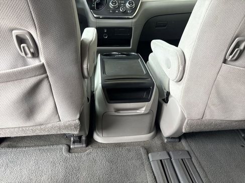 Used 2015 Toyota Sienna LE FWD image 20