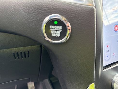 Used 2024 Ford Edge Titanium image 22