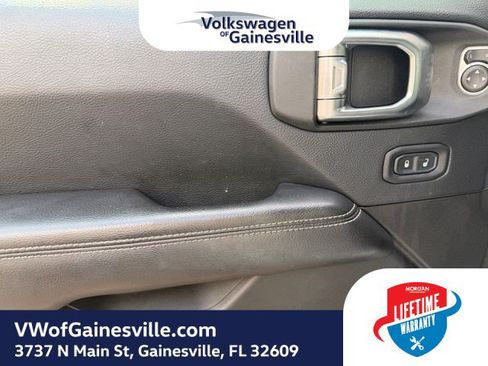 Used 2018 Jeep Wrangler Unlimited Sahara AWD/4WD image 16