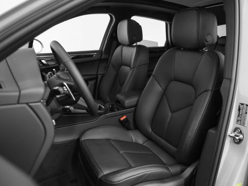 Certified 2026 Porsche Macan AWD/4WD image 40