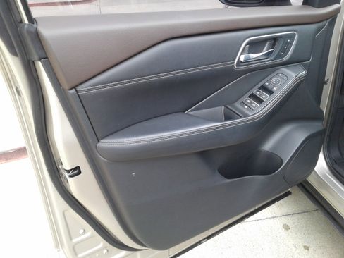 Used 2021 Nissan Rogue SL w/ Premium Package image 16