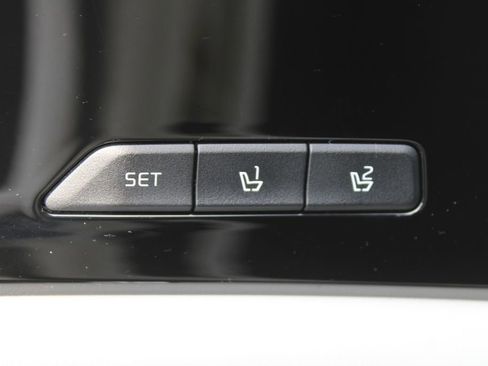 Certified 2023 Kia Carnival SX image 30