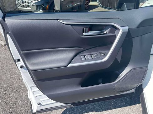 Used 2025 Toyota RAV4 XLE AWD/4WD image 15