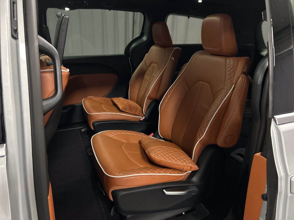 Used 2024 Chrysler Pacifica Pinnacle FWD image 23
