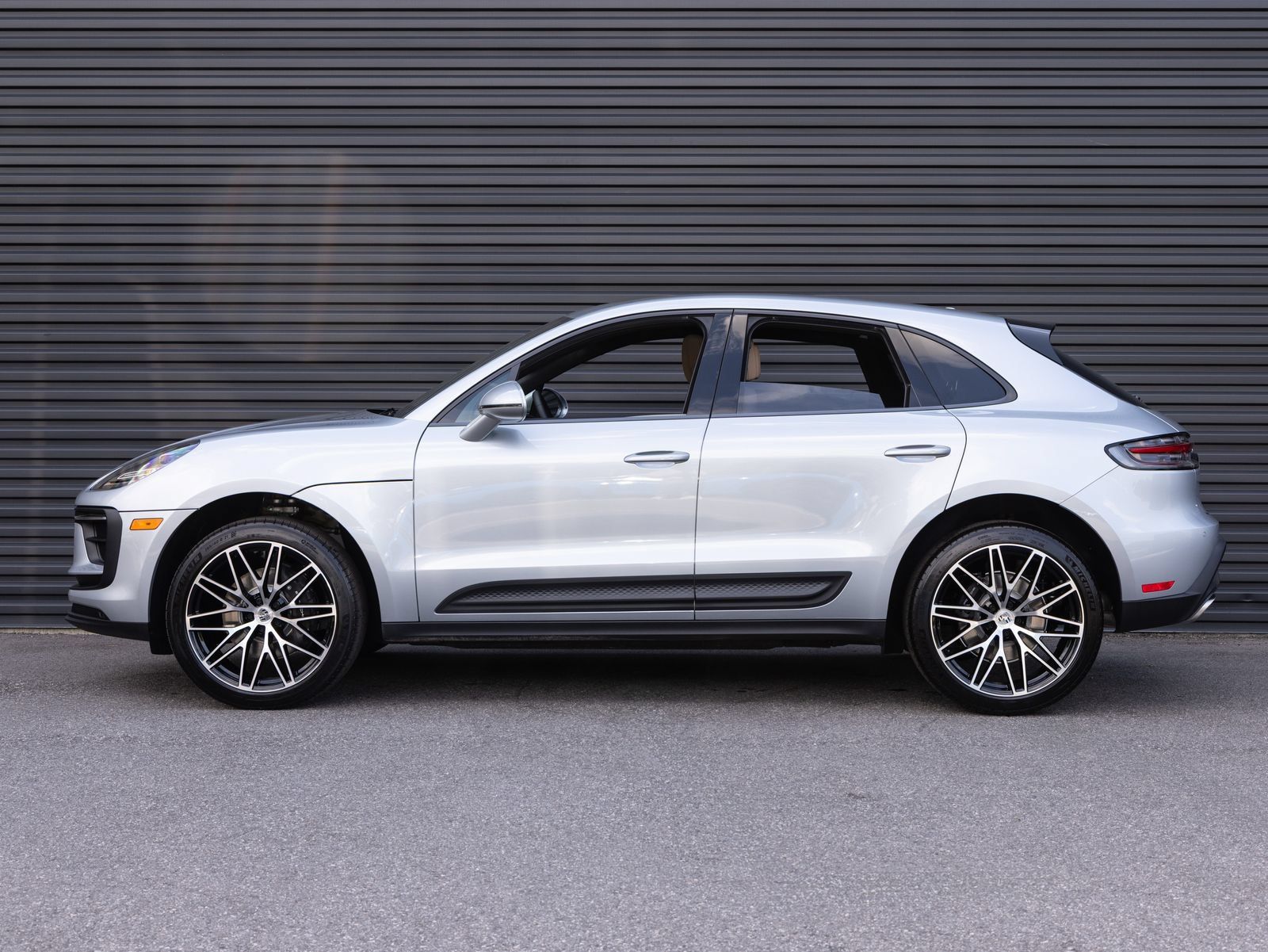 Certified 2026 Porsche Macan AWD/4WD image 2
