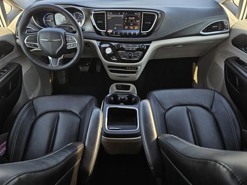 Used 2024 Chrysler Pacifica Select image 31