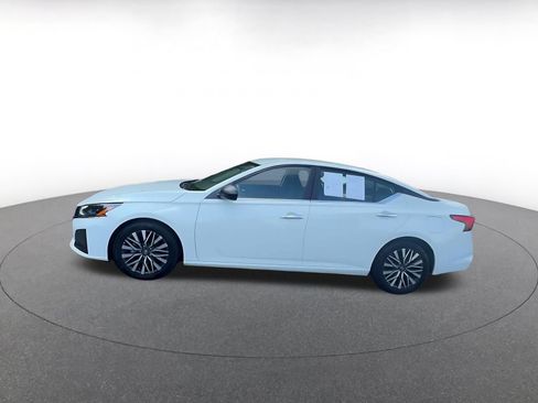 Used 2025 Nissan Altima 2.5 SV FWD image 9
