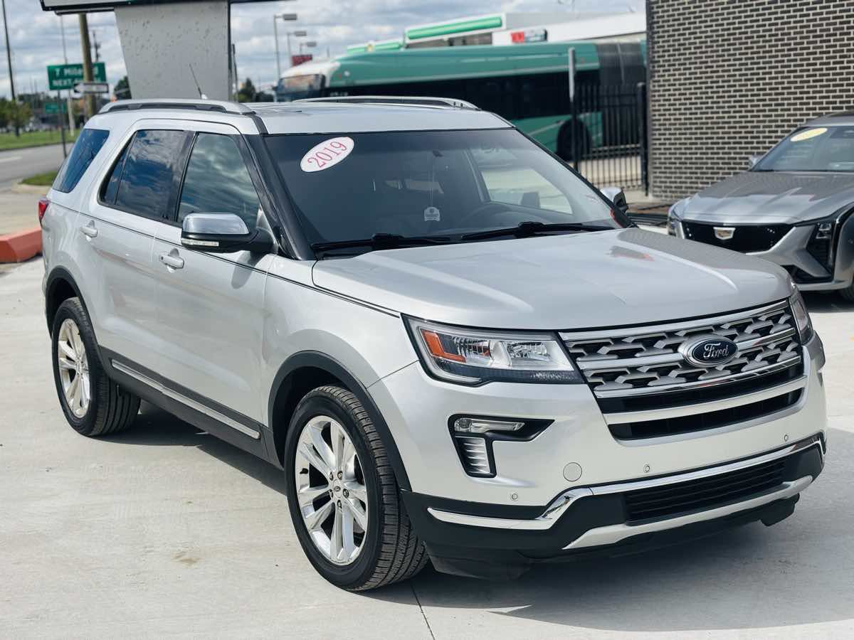 Used 2019 Ford Explorer XLT w/ Equipment Group 202A AWD/4WD image 2