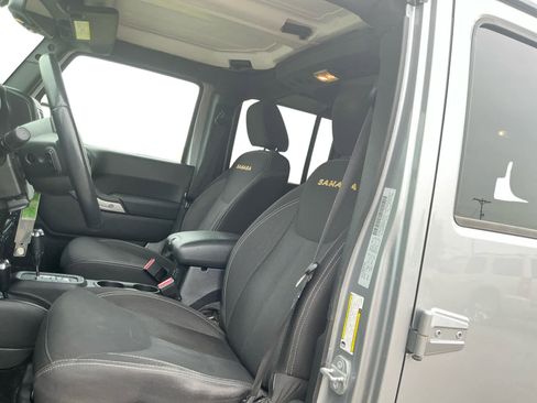 Used 2015 Jeep Wrangler Unlimited Sahara w/ Dual Top Group AWD/4WD image 9