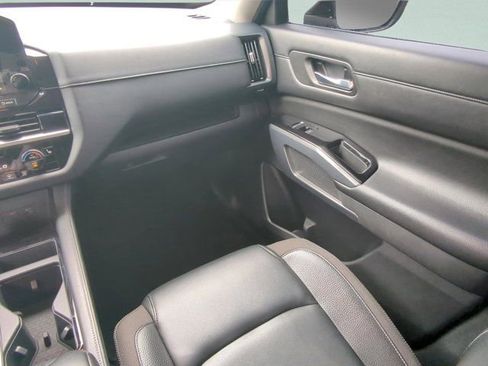 Used 2022 Nissan Pathfinder SL FWD image 13