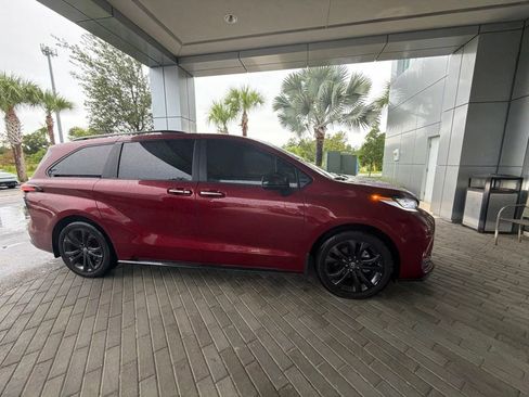 Used 2025 Toyota Sienna XSE FWD image 4