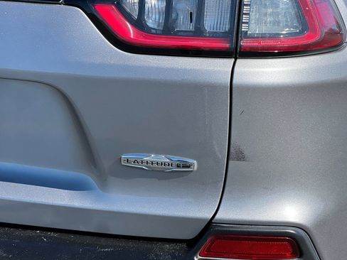 Used 2019 Jeep Cherokee Latitude Plus w/ Cold Weather Group AWD/4WD image 26