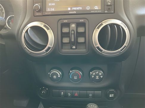 Used 2016 Jeep Wrangler Unlimited Sahara w/ Connectivity Group image 22