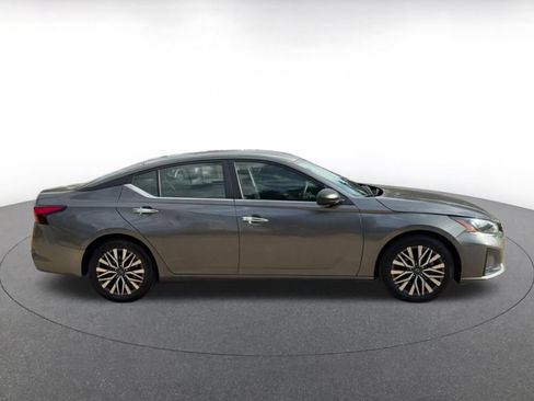 Used 2025 Nissan Altima 2.5 SV FWD image 15