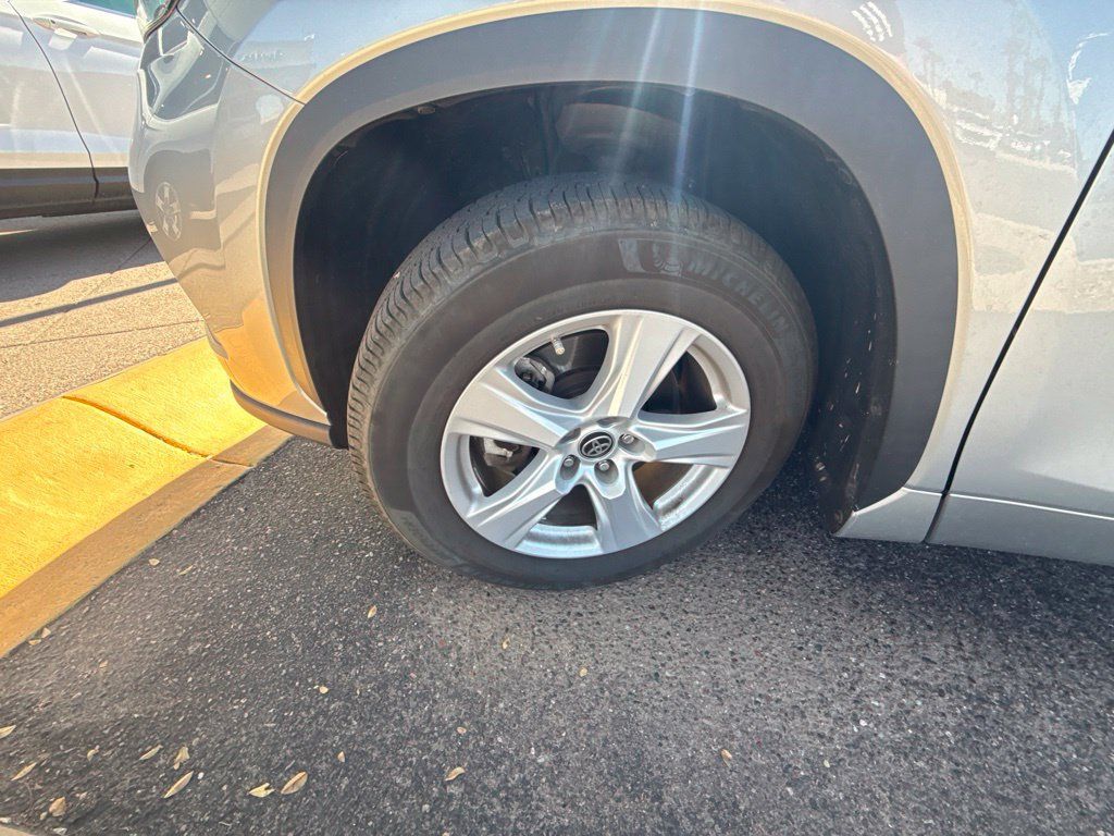 Used 2020 Toyota Highlander L FWD image 12
