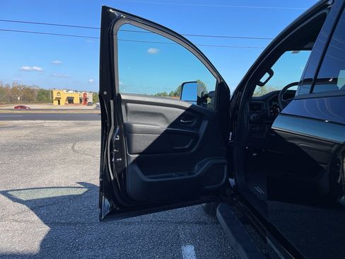 Used 2024 Nissan Titan SV image 8