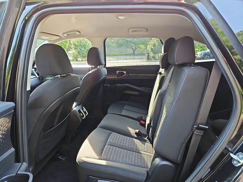 Used 2023 Kia Sorento LX FWD image 10