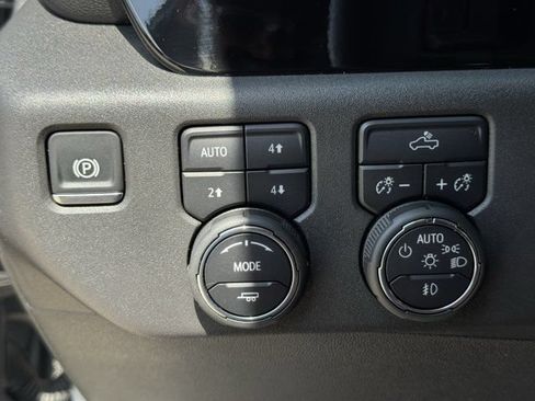 Used 2025 Chevrolet Silverado 1500 LT Trail Boss w/ Convenience Package II AWD/4WD image 21