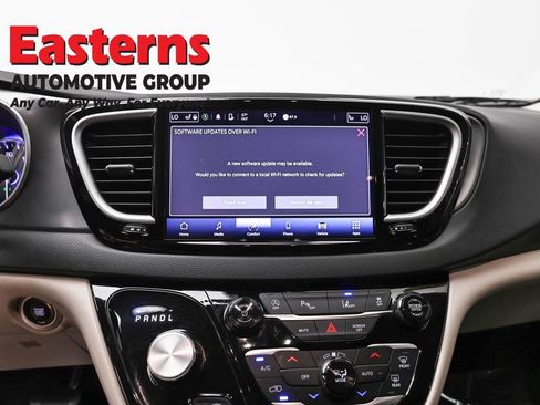 Used 2024 Chrysler Pacifica Touring-L FWD image 12