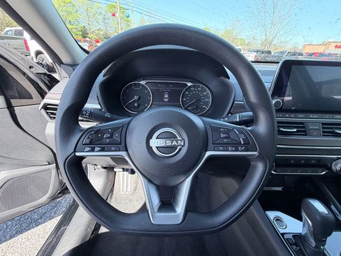 Used 2024 Nissan Altima 2.5 SV image 12