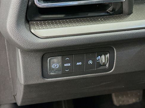 Used 2025 Chevrolet Traverse LT image 17