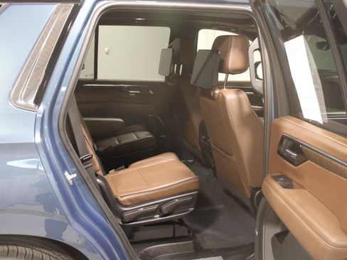 Used 2025 Chevrolet Tahoe High Country AWD/4WD image 14