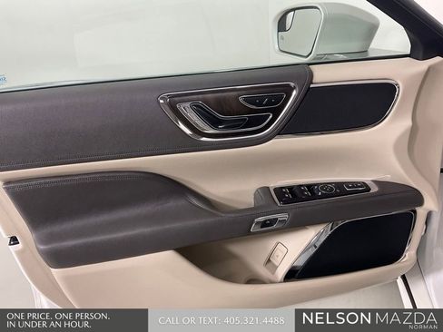 Used 2017 Lincoln Continental Select w/ Technology Package FWD image 17