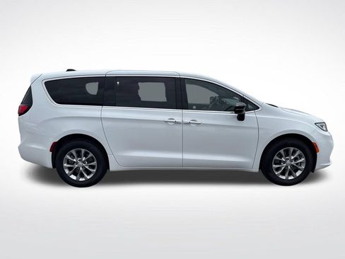Used 2026 Chrysler Pacifica Limited AWD/4WD image 8