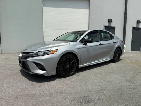 Used 2020 Toyota Camry SE FWD image 2