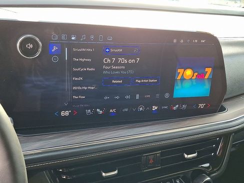 Used 2025 Chevrolet Suburban Premier image 3