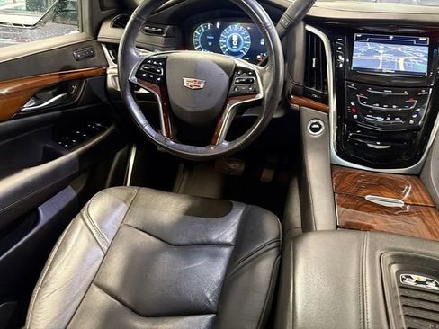 Used 2019 Cadillac Escalade Luxury image 24
