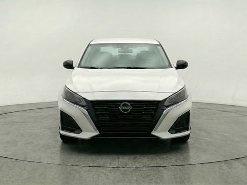 Used 2025 Nissan Altima 2.5 SV FWD image 2