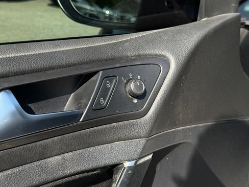 Used 2018 Volkswagen Golf 4-Door FWD image 12