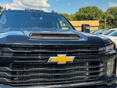 Used 2024 Chevrolet Silverado 2500 Custom w/ Custom Value Package AWD/4WD image 9