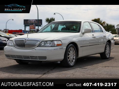 Used 2006 Lincoln Town Car Signature image 1
