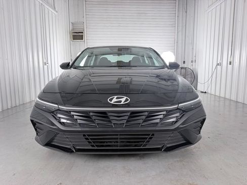 Used 2026 Hyundai Elantra SE FWD image 2