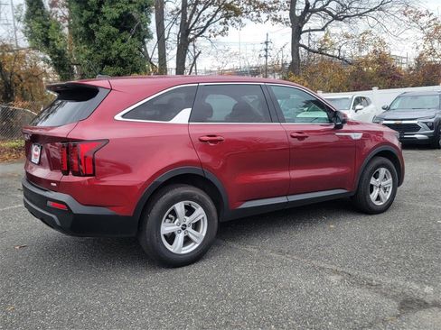 Used 2023 Kia Sorento LX image 8