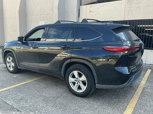 Used 2022 Toyota Highlander LE FWD image 5
