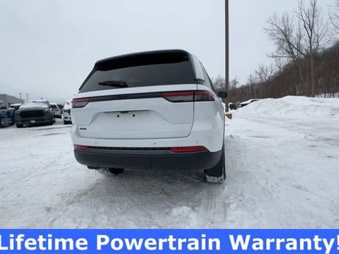 Used 2026 Jeep Grand Cherokee Altitude AWD/4WD image 7