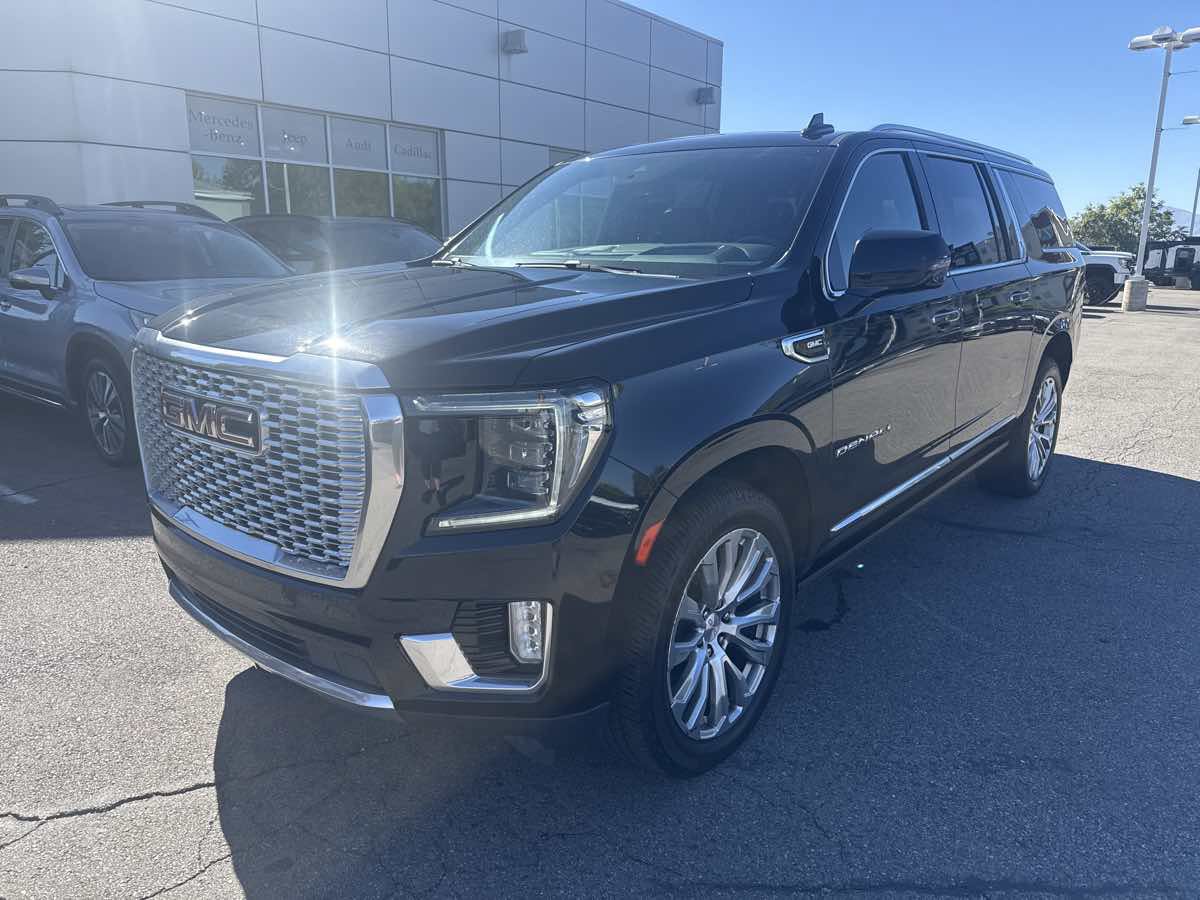 Used 2022 GMC Yukon XL Denali AWD/4WD image 2