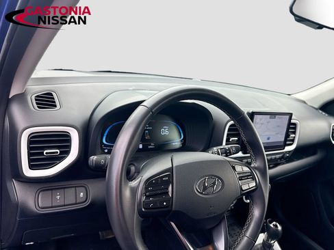 Used 2023 Hyundai Venue Limited FWD image 11