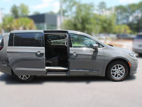 Used 2023 Chrysler Pacifica Touring-L FWD image 18