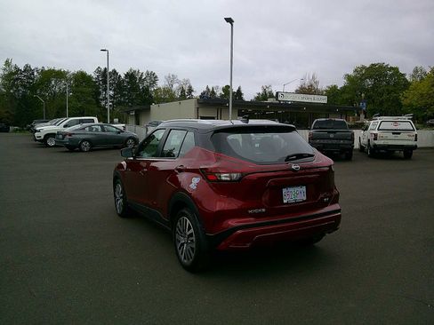 Used 2024 Nissan Kicks SV image 3