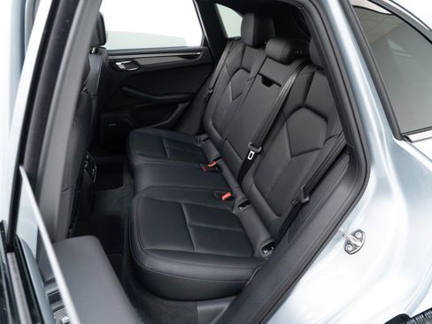 Certified 2025 Porsche Macan AWD/4WD image 31