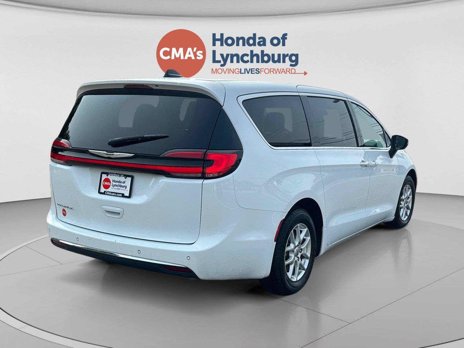 Used 2023 Chrysler Pacifica Touring-L FWD image 5