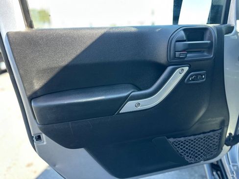 Used 2015 Jeep Wrangler Unlimited Rubicon w/ Connectivity Group AWD/4WD image 11