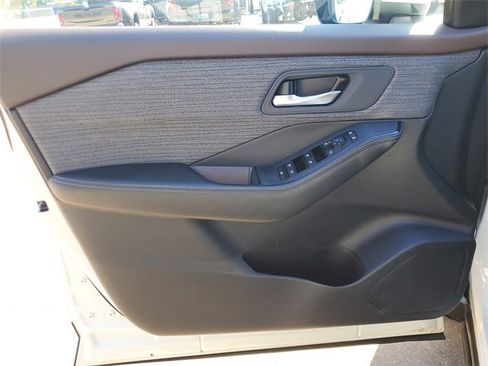 Used 2023 Nissan Rogue SV image 16