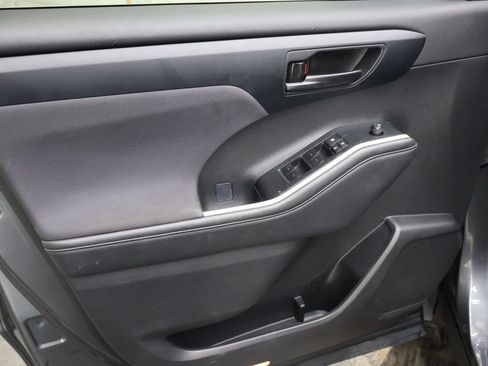 Used 2023 Toyota Highlander LE FWD image 15