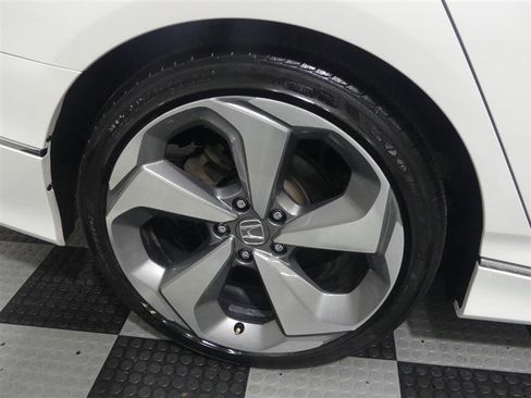 Used 2018 Honda Accord Touring image 16
