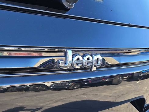 Used 2023 Jeep Grand Cherokee Limited image 11